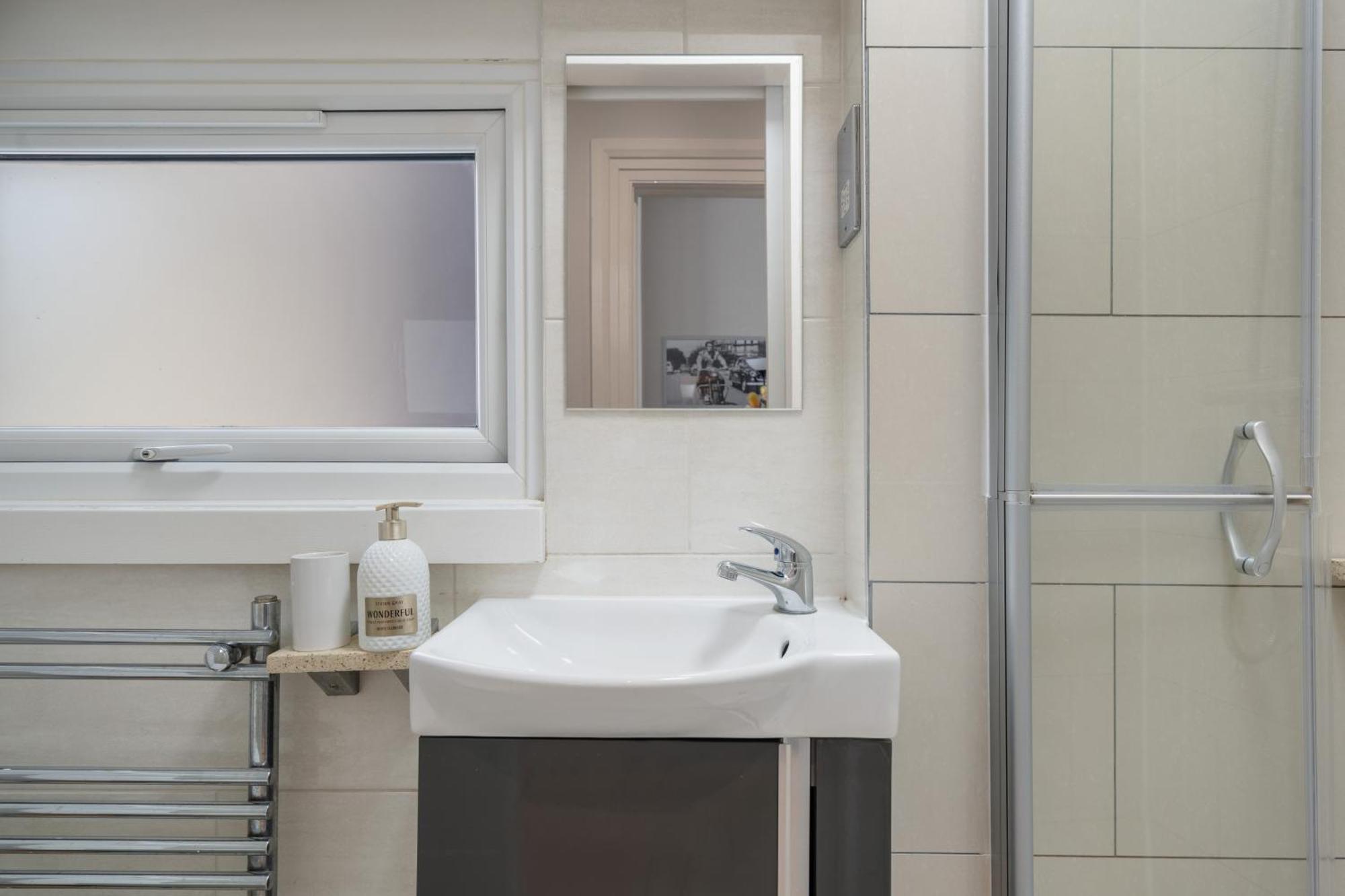 Modern Studio Apartment Londres Exterior foto